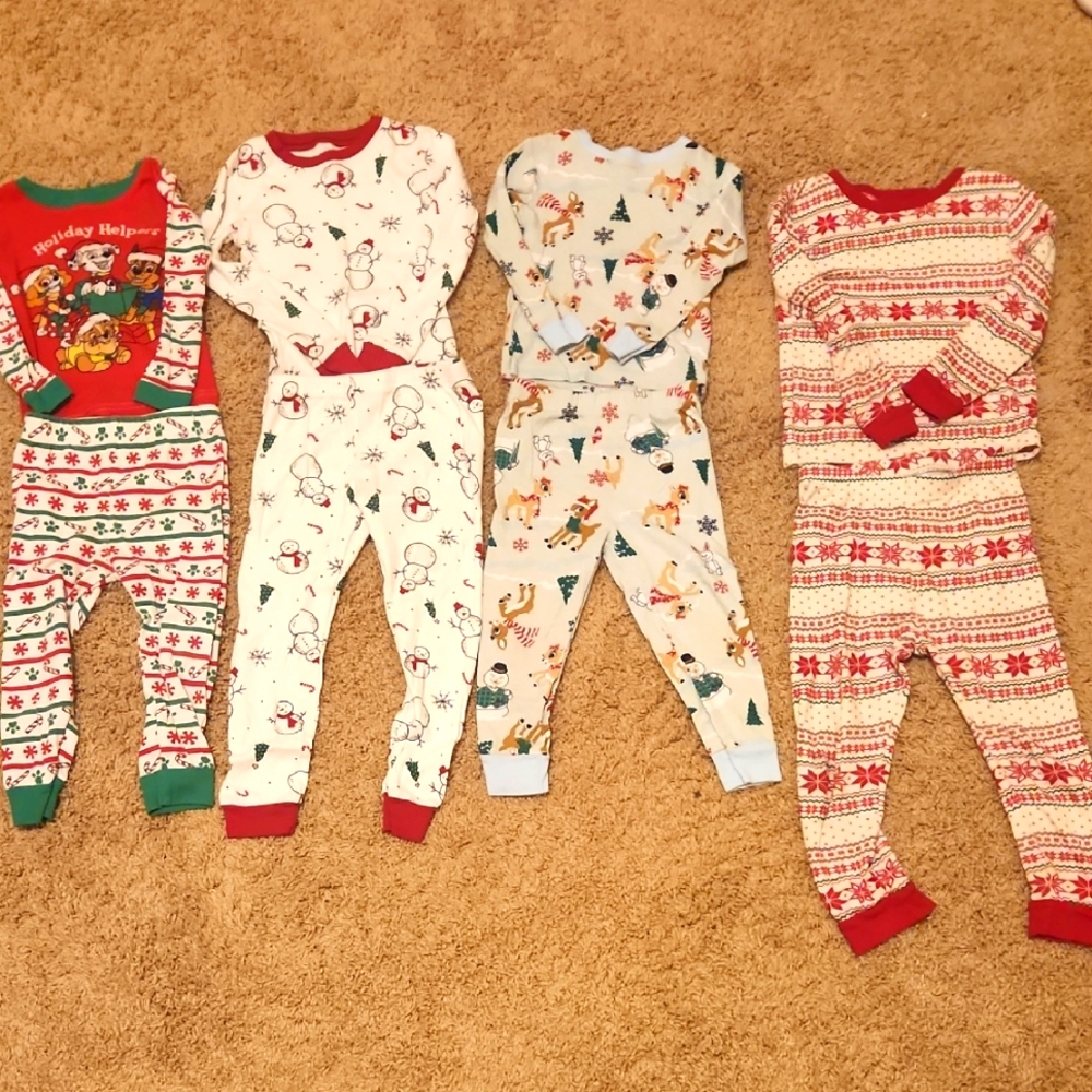 Carter's 4 Two Piece Matching Christmas Pajamas! Size 4T. ALL WORN ONLY 1X. NEW!